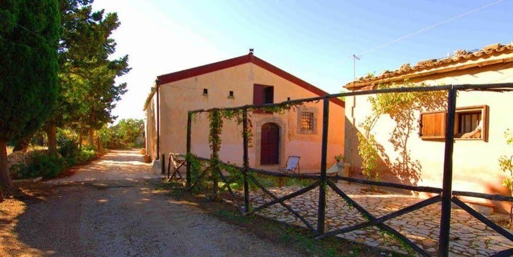 Agriturismo Terra Di Pace Noto Exterior photo